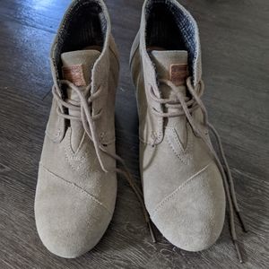 TOMS TAN DESERT WEDGE sz 7